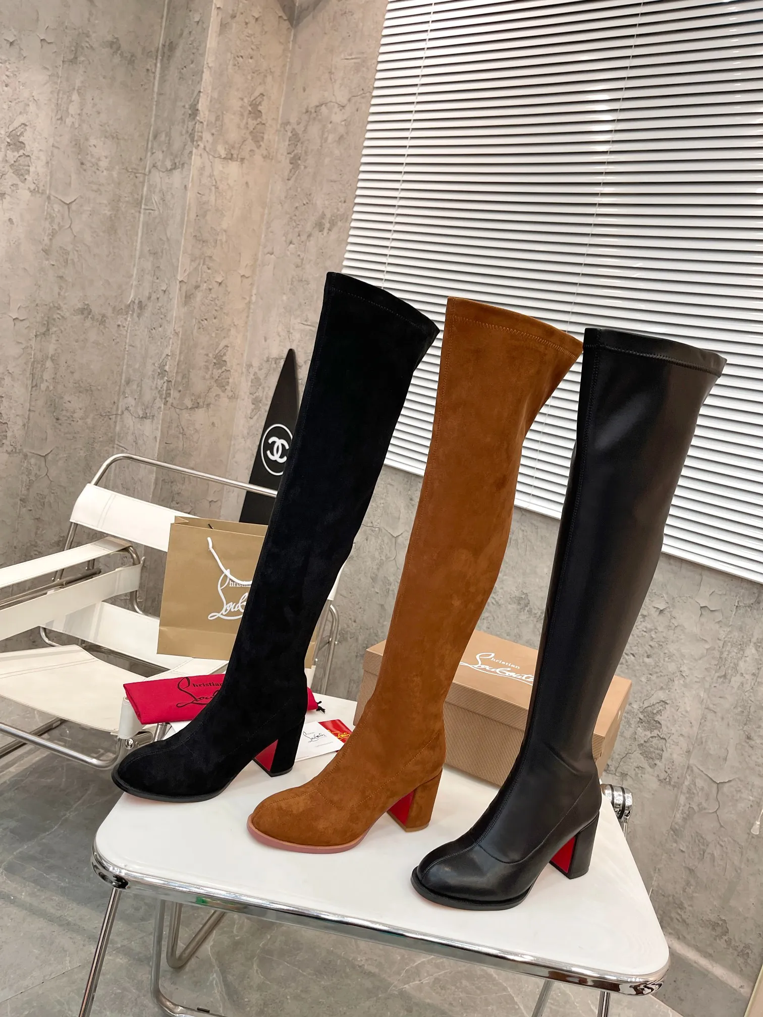 👟👟Ex-factory price 640👟👟 Christian Louboutin (CL) launches new thick-heeled stretch ankle boots, which are classic and refined, with smooth and slender lines. Fitted with 70mm square heel. The tube height is 22 inches.  ✅Fabric: stretch velvet leather ✅Lining: sheepskin ✅Outsole/heel height: rubber Heel height 7cm ✅Color: black stretch velvet black stretch leather khaki stretch suede ✅Code number: 34-41 (34,41 customized) ✅Packaging: original board packaging